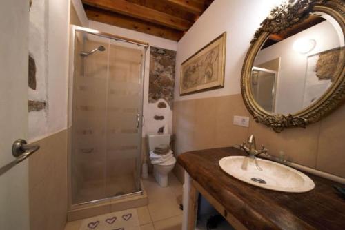 a bathroom with a sink and a shower with a mirror at Casa Buenavida in Alajeró