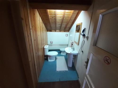 uma pequena casa de banho com 2 WC e um lavatório em City's Heart Guesthouse em Ponta Delgada
