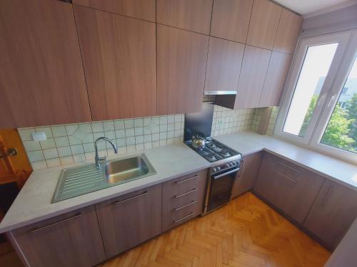 Cucina o angolo cottura di Wygodny Przestronny Apartament Janowskie Błonia Rumia