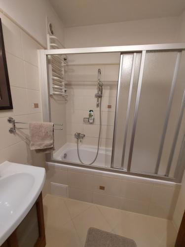 un bagno con doccia e lavandino di Wygodny Przestronny Apartament Janowskie Błonia Rumia a Rumia