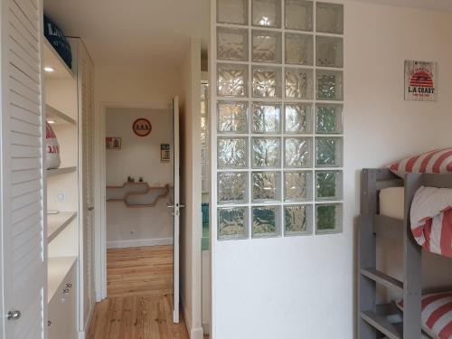 ラ・ボールにあるLes Cigalesの窓付きのドアと寝室がある部屋