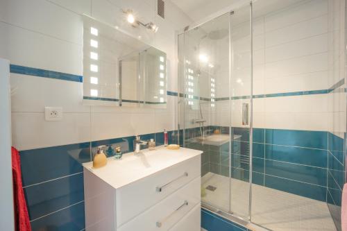濱海庫爾瑟萊的住宿－Les Vagues，一间带水槽和玻璃淋浴的浴室