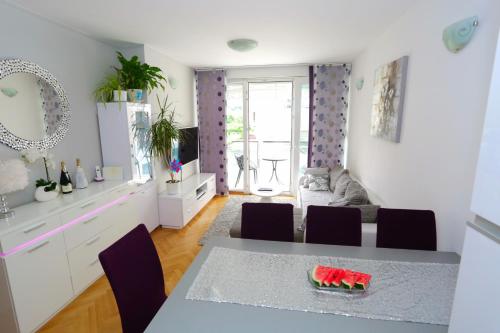 een keuken en eetkamer met een tafel en stoelen bij Luxury Family Apartment Omiš in Omiš
