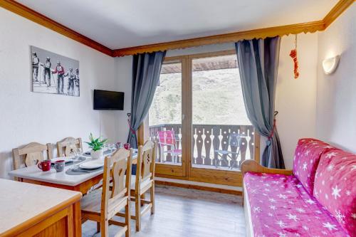 un salon avec une table et une salle à manger dans l'établissement Les Valmonts 403, aux Menuires