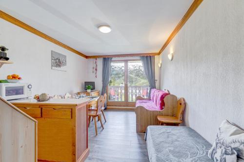 Cette petite chambre comprend une cuisine et une chambre. dans l'établissement Les Valmonts 711, aux Menuires