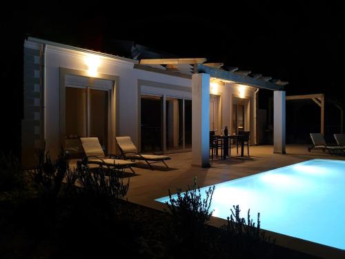 Bazén v ubytování Sunset Sea View Villa 2 nebo v jeho okolí
