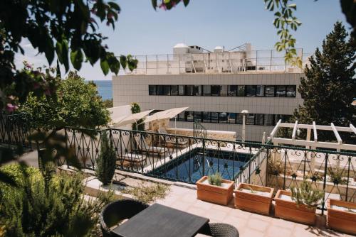 uma piscina com um edifício ao fundo em Villa Allure of Dubrovnik em Dubrovnik