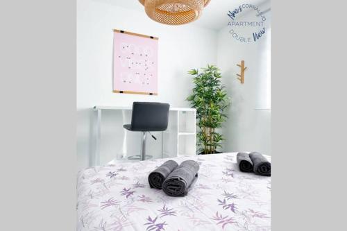 1 dormitorio con 1 cama con 2 almohadas y 1 silla en Sunny Noa's apartment double pool view- wifi fibra by Rentalfue, en Corralejo