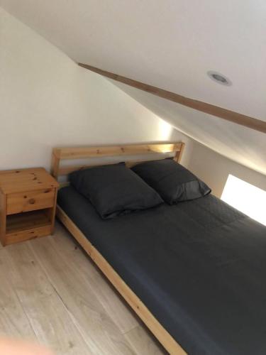 um quarto com uma cama e uma mesa de cabeceira em Toulon - Appartement - 6 pers - 2 ch em Toulon