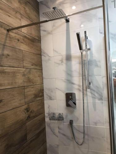 uma casa de banho com um chuveiro e uma porta de vidro em Toulon - Appartement - 6 pers - 2 ch em Toulon