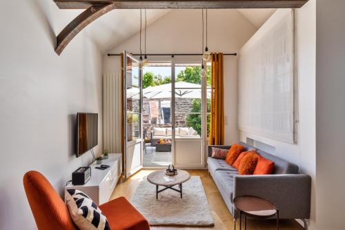 un soggiorno con divano e tavolo di Maison Sévigné - Le calme du Thabor et la proximité du centre ville a Rennes