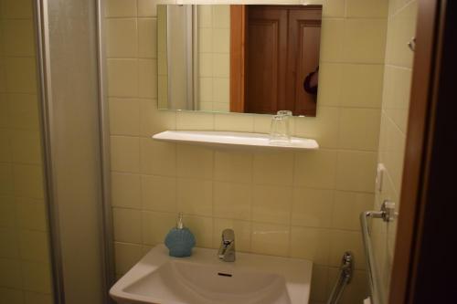 a bathroom with a sink and a mirror at Frühstückspension Josefinum in Bad Aussee