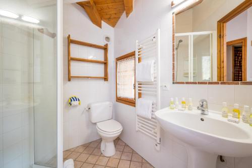 un bagno con lavandino, WC e doccia di Madame Vacances Chalet Lea a La Tania