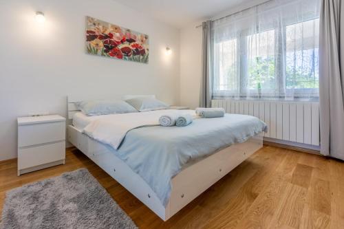 una camera da letto con un letto con due cuscini sopra di Apartment Olive a Selce