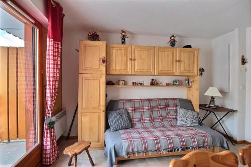 - une chambre avec un lit et des placards en bois dans l'établissement Ourson 14, à Saint-Jean-dʼAulps