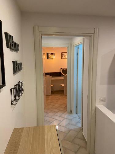 Blick auf ein Zimmer mit einem Tisch und einem Esszimmer in der Unterkunft Maratea apartment in Maratea
