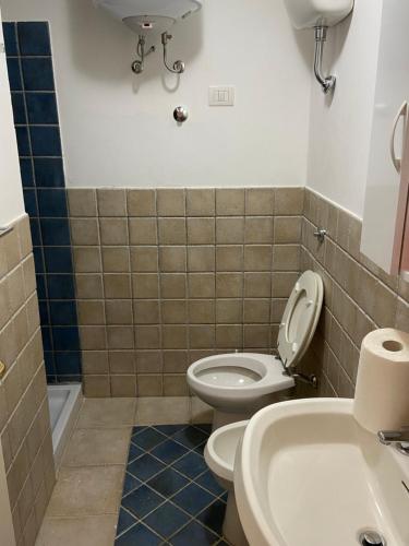 uma casa de banho com um WC e um lavatório em Maratea apartment em Maratea