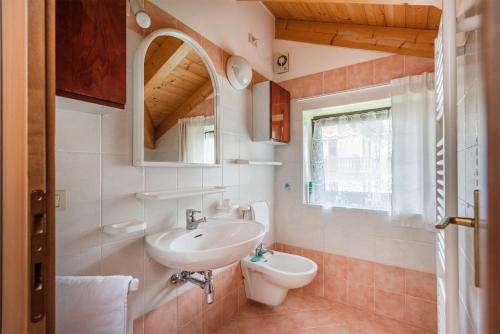 平佐洛的住宿－Casa Rosy，一间带水槽和卫生间的浴室
