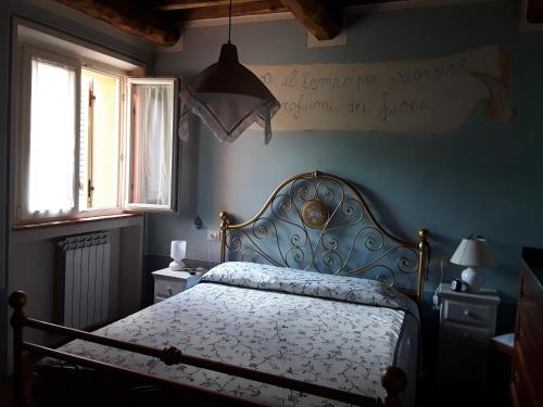 1 dormitorio con 1 cama y un cartel en la pared en Villa Rossana en Sassofortino
