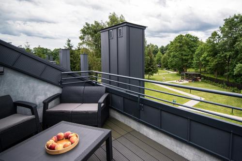 a balcony with a bowl of fruit on a table at 12 Jabłek - ośrodek wypoczynkowy na Mazurach in Nidzica