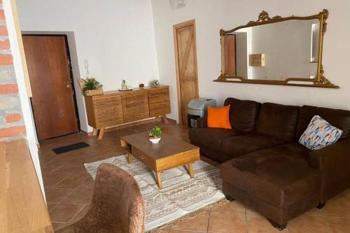 un soggiorno con un divano e un tavolo di Casaescape City a Palermo