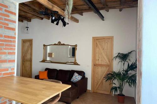 un soggiorno con un divano e uno specchio di Casaescape City a Palermo