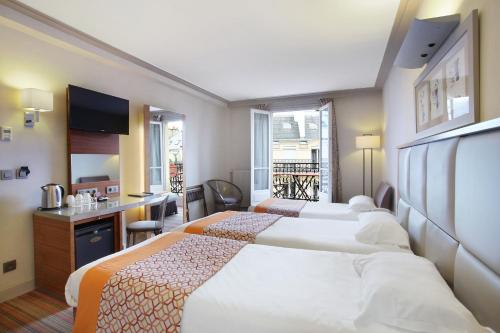 パリにあるホテル ベルン オペラのベッド2台とデスクが備わるホテルルームです。
