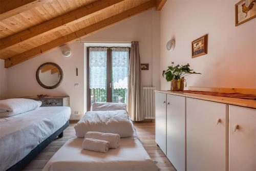 平佐洛的住宿－Casa Rosy，一间卧室配有两张床和镜子