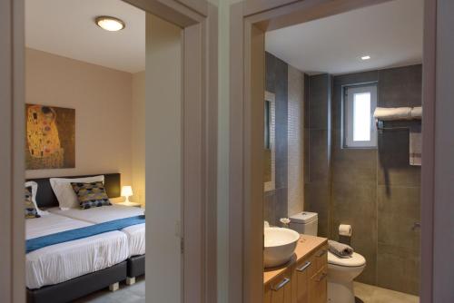 Ett badrum på Thetis Beach Suites