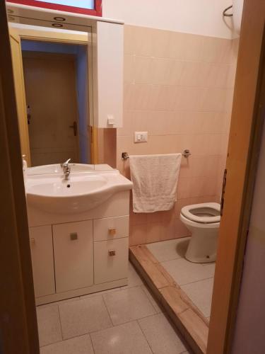 een badkamer met een wastafel en een toilet bij Casa Samuel in Galtellì
