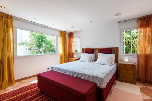- une chambre avec un grand lit et 2 fenêtres dans l'établissement Villa Palm Beach Marina Benalmadena 3 min walking from the sea, à Benalmádena