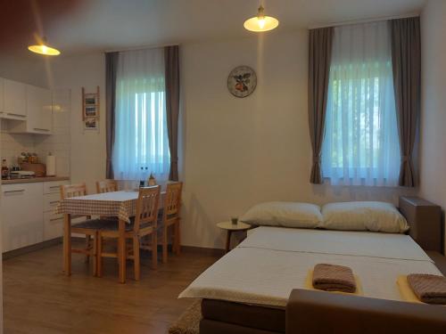 Katil atau katil-katil dalam bilik di Holiday home, Apartman Obajdin