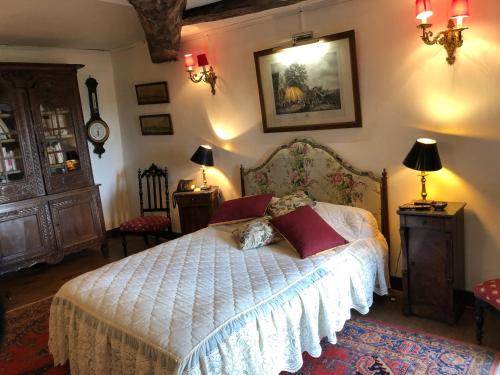 a bedroom with a white bed with red pillows at Le Gite du Pavillon - Sainte-Croix-du-Mont in Sainte-Croix-du-Mont