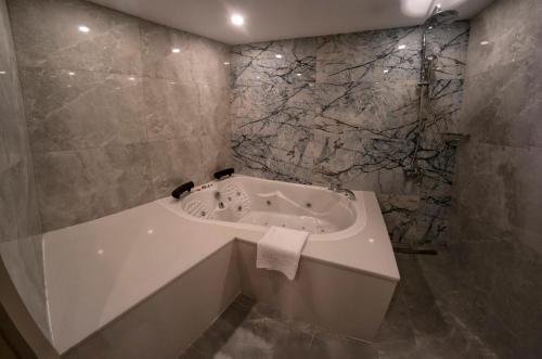 Koupelna v ubytování Nevi Hotel & Suites Istanbul Taksim