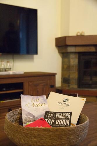 a basket filled with books sitting on top of a table at Apartamento Toran in Les