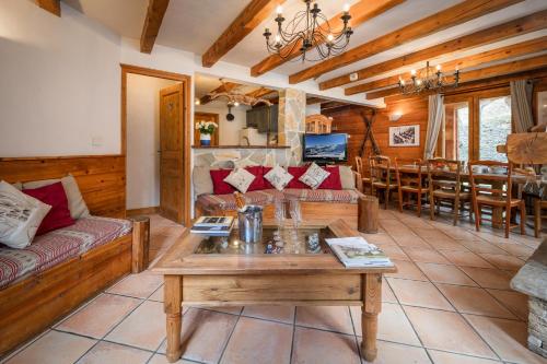 un salon avec un canapé et une table dans l'établissement Madame Vacances Chalet Lea, à La Tania