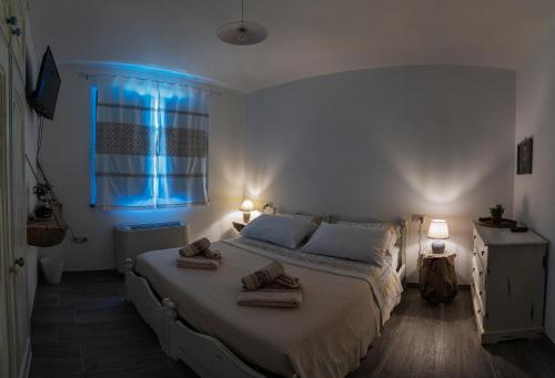 um quarto com uma cama com duas toalhas em La Vecchia Dimora em Marrùbiu