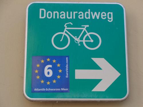 a green road sign with a bike on it at GästeHaus Rudolf u. Sandra DENK in Wösendorf