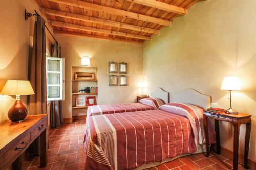 a bedroom with a bed and two lamps in it at Casa Terzerie in Braccagni