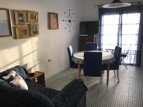salon z kanapą i stołem w obiekcie Casa Massimo w mieście Playa de San Juan