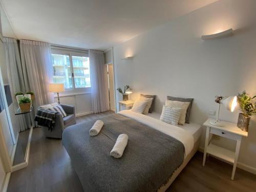 - une chambre avec un grand lit et 2 serviettes dans l'établissement Daniel Beachfront, à Herzliyya B