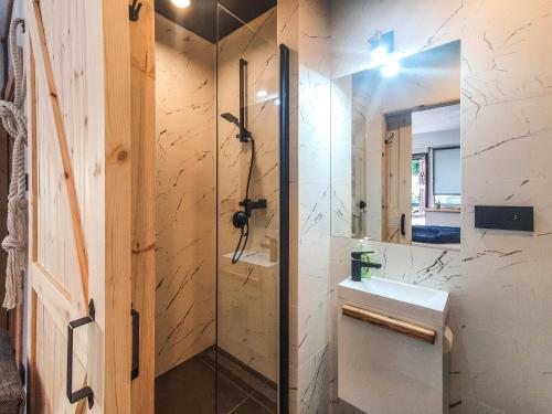 ein Bad mit einer Dusche und einem Waschbecken in der Unterkunft Mazurska 8a in Olsztyn