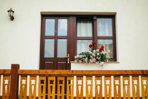 a house with a window with flowers in a window box at Vendégváró Panzió in Lupeni