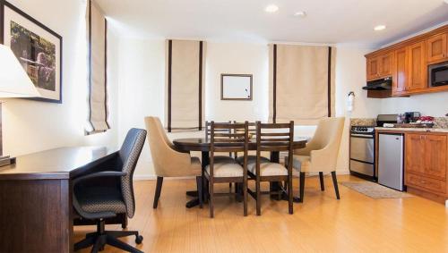 Kuchyň nebo kuchyňský kout v ubytování The Zen Hotel Palo Alto