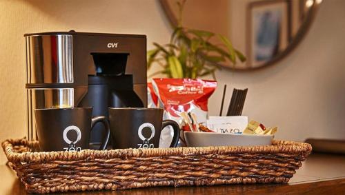 Příslušenství pro přípravu čaje a kávy v ubytování The Zen Hotel Palo Alto