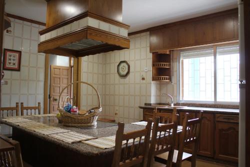 a kitchen with a counter with a basket on it at A Casa de Pia in Sober