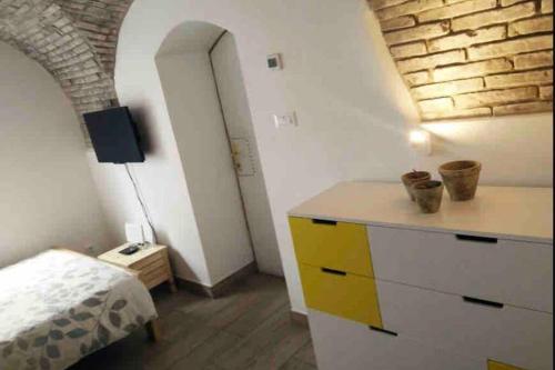 une chambre avec une commode et une chambre avec un mur en briques dans l'établissement OLD TOWN 14, à Ljubljana