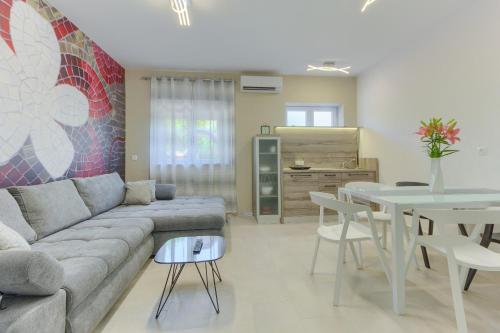 Modern luxury 2-bedroom apt with balcony & patio في قشتيلا: غرفة معيشة مع أريكة وطاولة