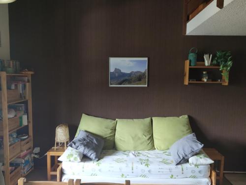 a couch in a living room with a picture on the wall at Duplex 3 pièces. Pieds des pistes et balcon! in Gresse-en-Vercors