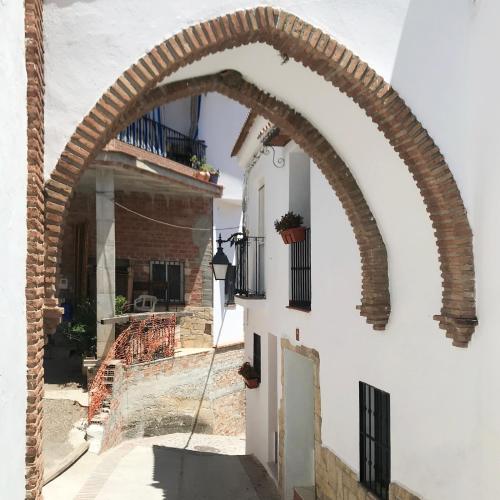 an archway on the side of a building at Alquiler rural Cútar, Casa Robles (en la Axarquía) in Cútar